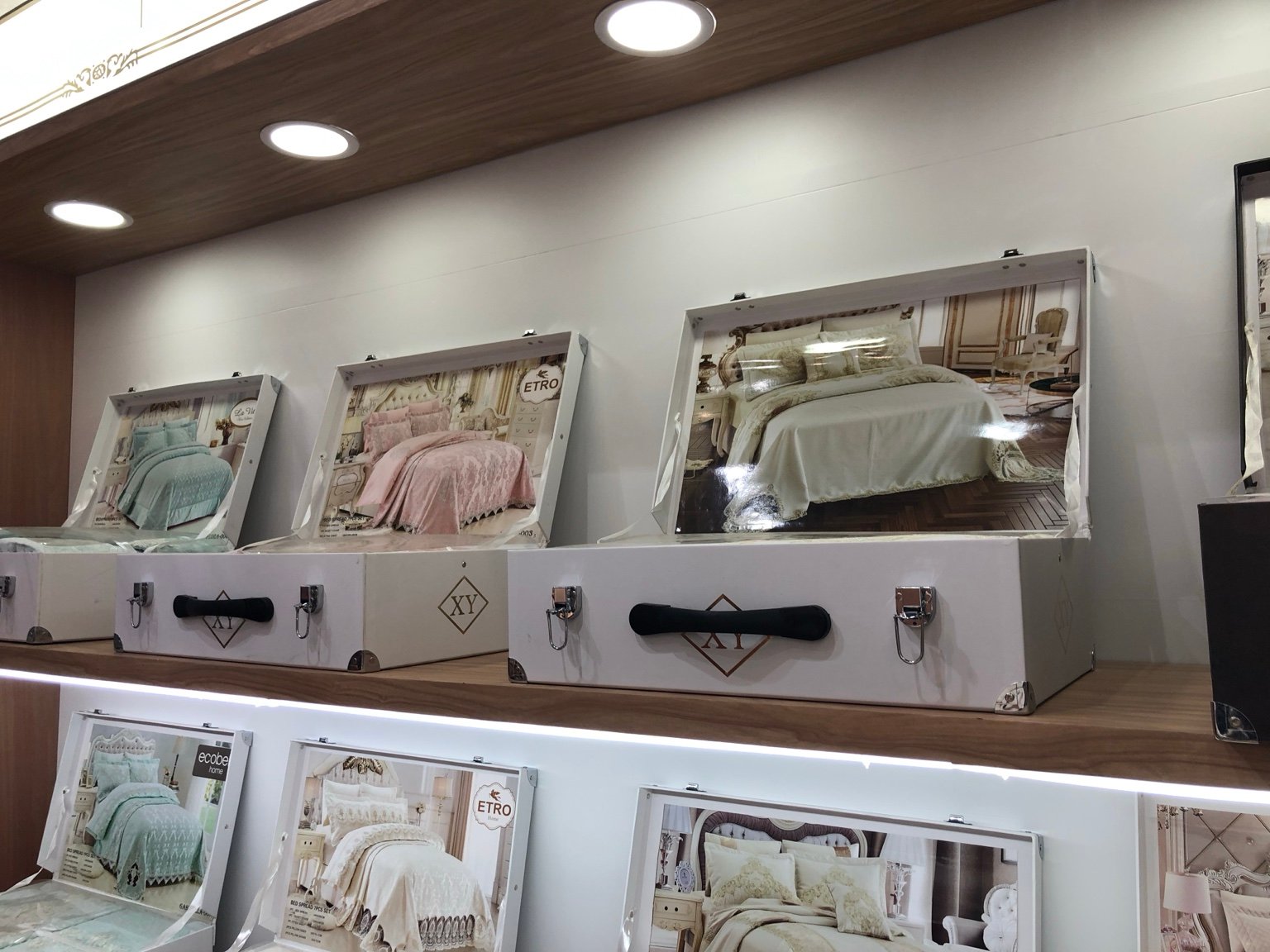 Colección de bouttys y ropa de cama en exposición